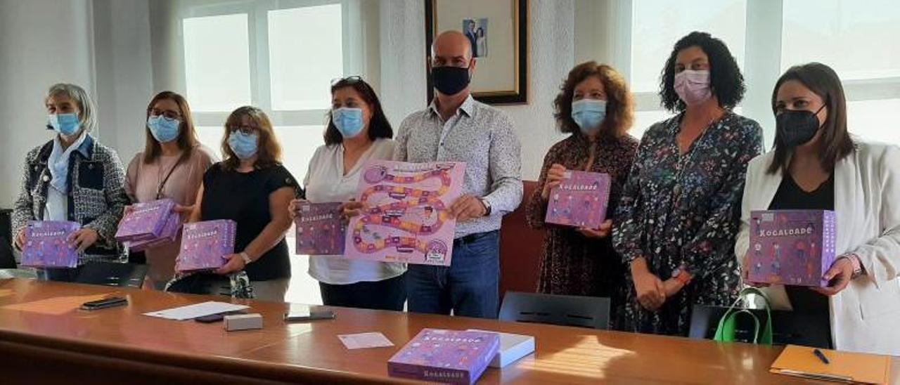 Representantes municipales y de los centros educativos, ayer con el juego. |   // GONZALO NÚÑEZ