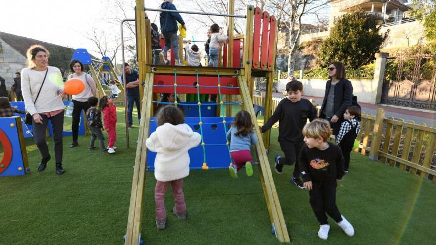 Los niños estrenan el nuevo parque. | GUSTAVO SANTOS
