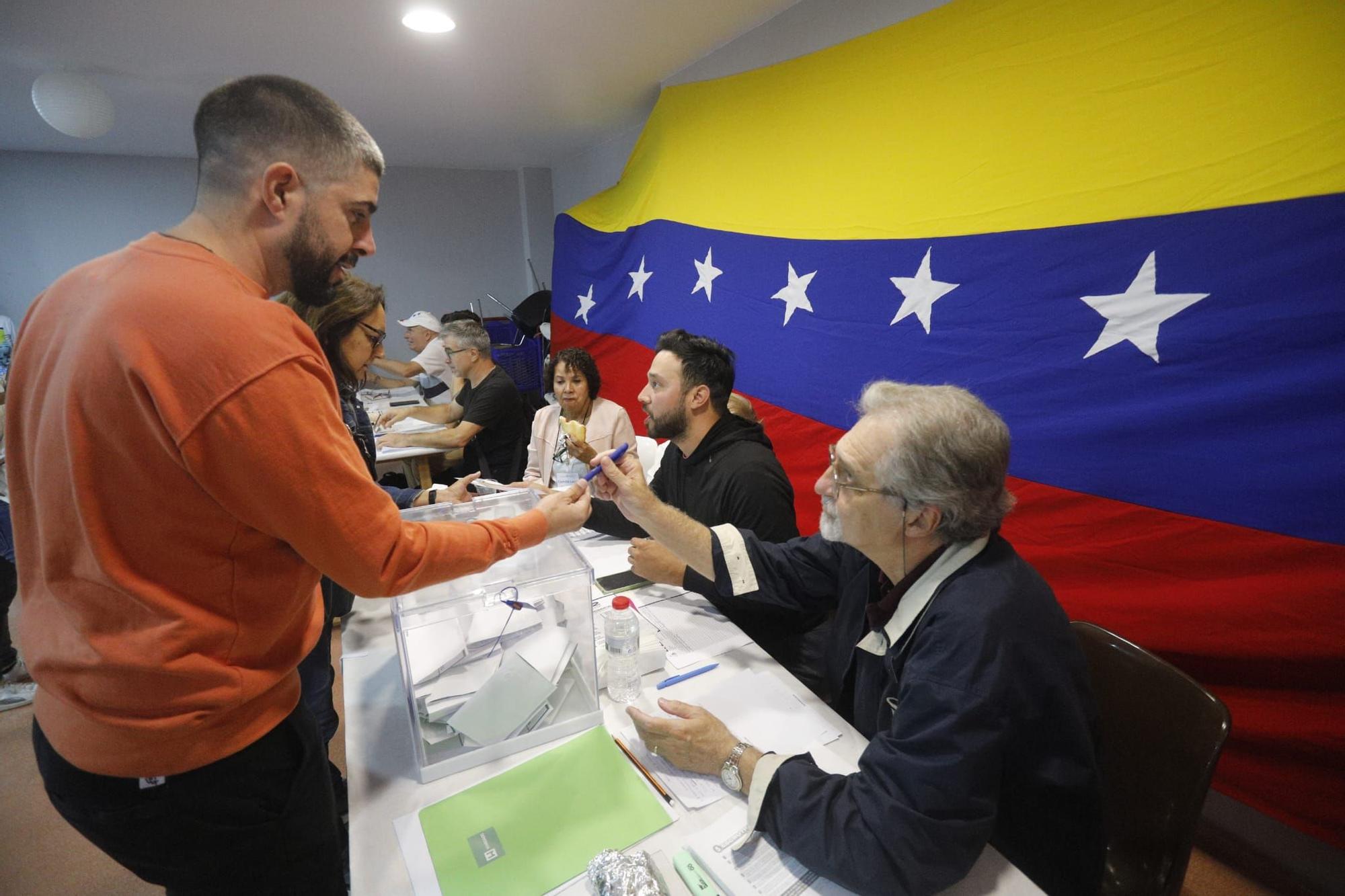 Venezolanos acuden a votar en Valencia las primarias de la oposición