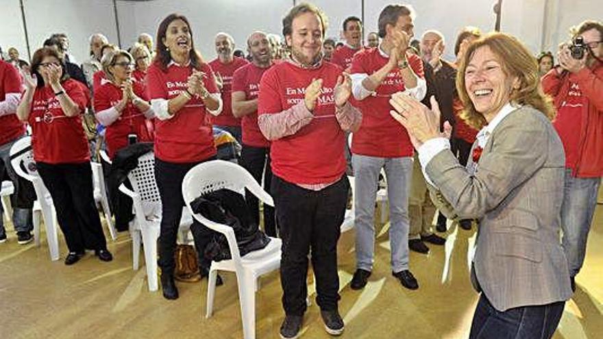 Mar Barcón agradece la ovación en el colegio Curros Enríquez.