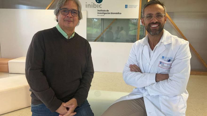 Pepo Díaz, fundador y presidente de la ONG Infancia Solidaria, junto al doctor Alejandro Ávila, director médico del área sanitaria y coordinador del Grupo de Pediatría del Inibic. |  L. O.