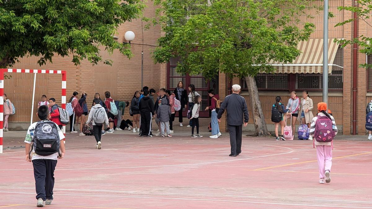 Alumnado entrando a un colegio de València este martes tras el apagón.