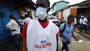 Un sanitario visita las calles de Monrovia, en Liberia.