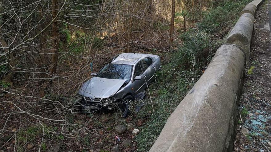 Un coche «aterriza» en un torrente en Esporles