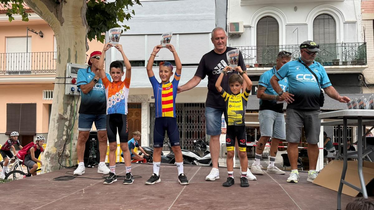 Eric Mollá, de la Escola de Ciclisme d'Ontinyent, en el tercer puesto del podio en la Carrera de Xeraco.