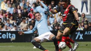 Aspas disputa un balón con Pacha Espino, en una jugada de Celta-Rayo.