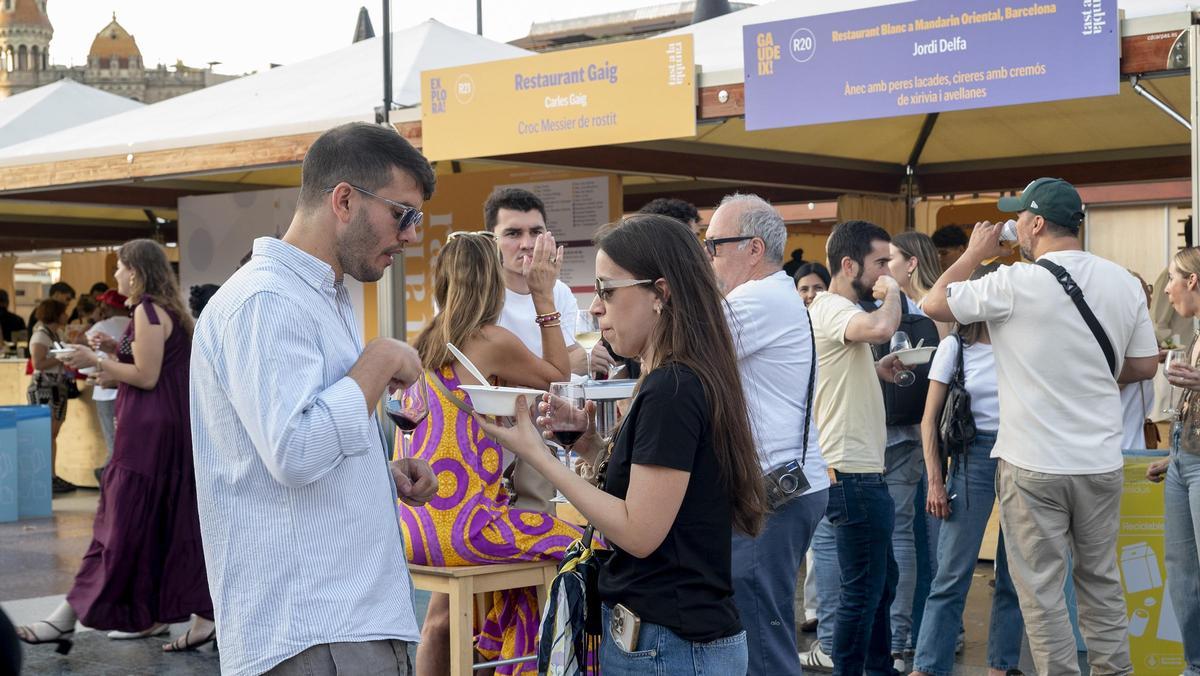 Ambiente en Plaza Catalunya con motivo de una nueva edición del ‘Tast a la Rambla’