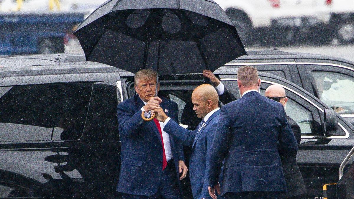Donald Trump, antes de subirse a su avión privado tras declarar en Washington.