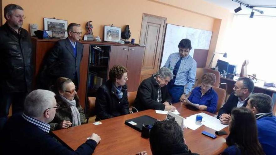 Reunión del alcalde, a la dcha., con los propietarios de los terrenos.