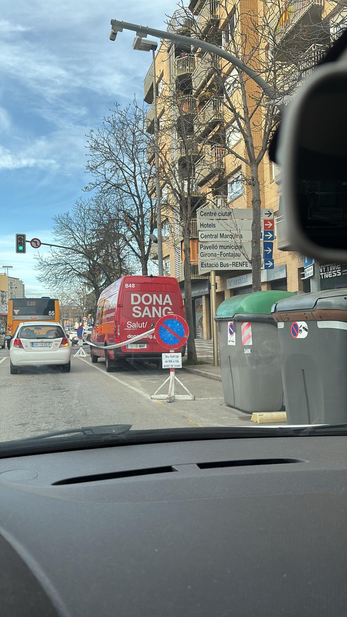 La furgoneta estacionada a les places reservades per a persones amb mobilitat reduïda al carrer Emili Grahit de Girona.