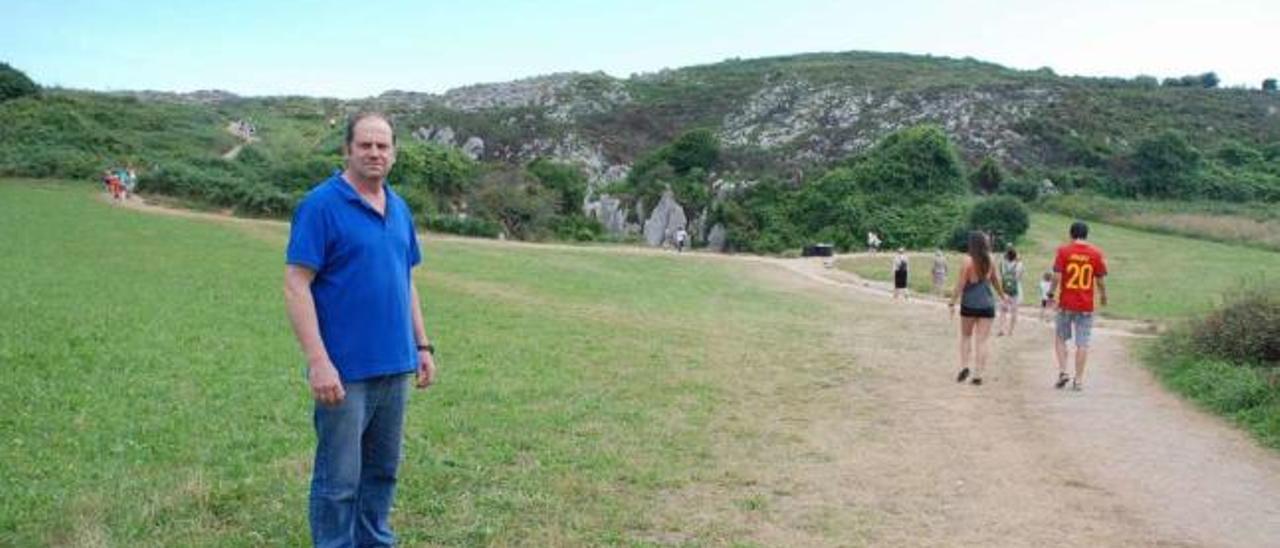 Luis Sánchez, en Gulpiyuri, en Naves de Llanes.