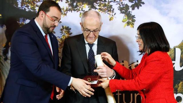 Adrián Barbón, a la izquierda, y Carolina Darias entregan la Cruz Sencilla de la Orden del Mérito Civil del Ministerio de Sanidad a Ignacio Cortina. | A. Á.