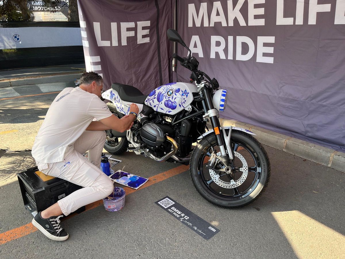 Javier Peña decorating a motorcycle with paint live