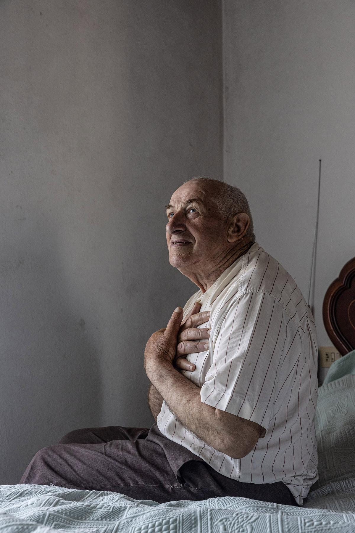 Retrato de Paulino na súa habitación pertencente á serie fotográfica 'Aventados' de Miguel Muñiz que gañou o premio Luis Ksado.