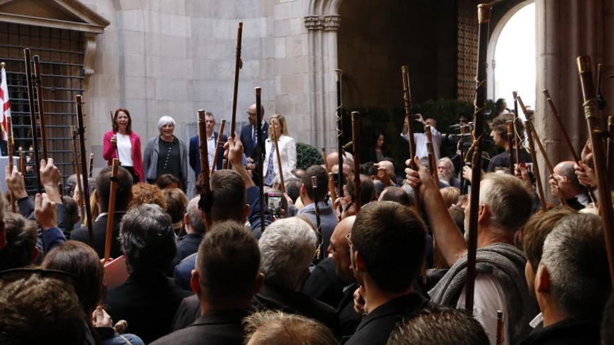 Els batlles mostrant les seves vares durant la intervenció de Colau.