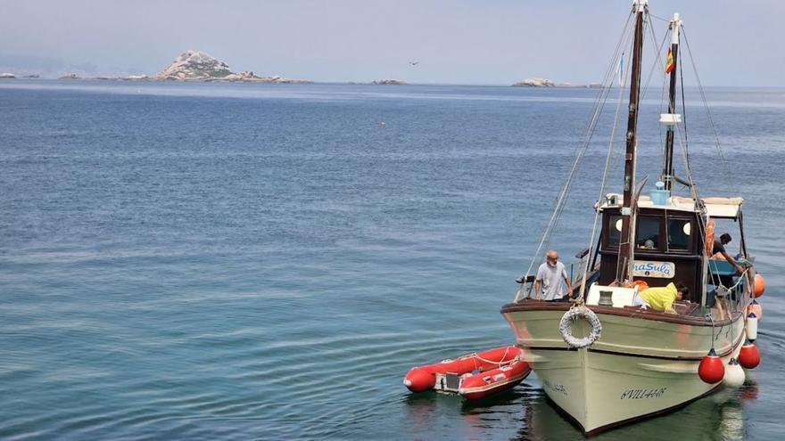 El barco tradicional “Chasula”, con Isidro Mariño en proa, en aguas de Sálvora.