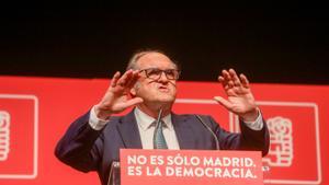 El candidato socialista el 4-M, Ángel Gabilondo, durante un acto de campaña en Leganés este 28 de abril. 