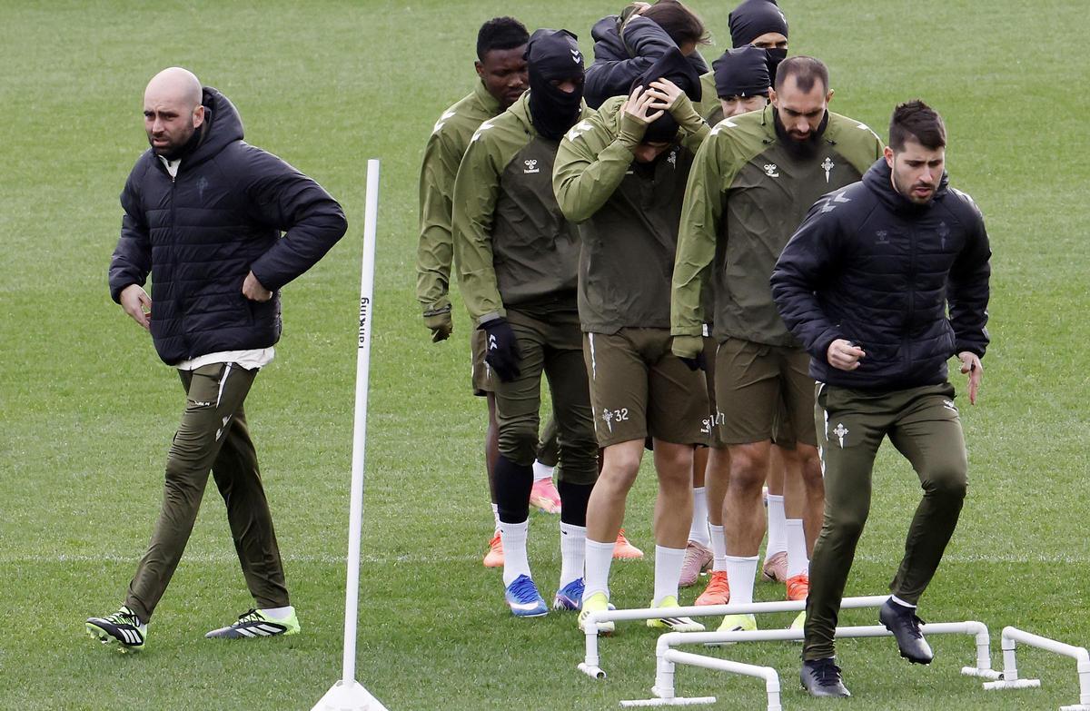 Claudio Giráldez, a la izquierda, durante el entrenamiento matinal celebrado ayer en Afouteza.