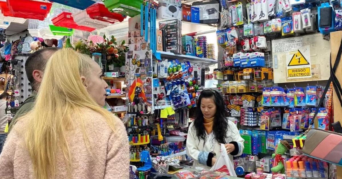Una dependienta atiende a clientes en un comercio chino cordobés, en una imagen de archivo.