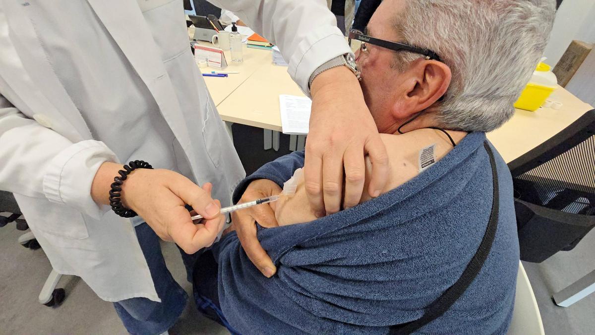 Administración de la vacuna del VRS en el marco del estudio 'Sincigal', este sábado.