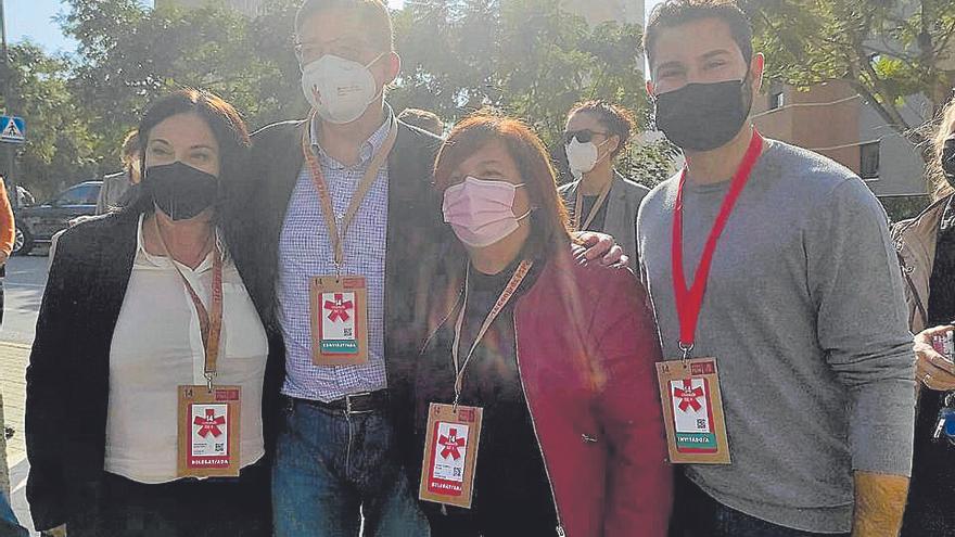 Ximo Puig y Samuel Falomir, junto a otras dos delegadas del congreso de los socialistas valencianos.