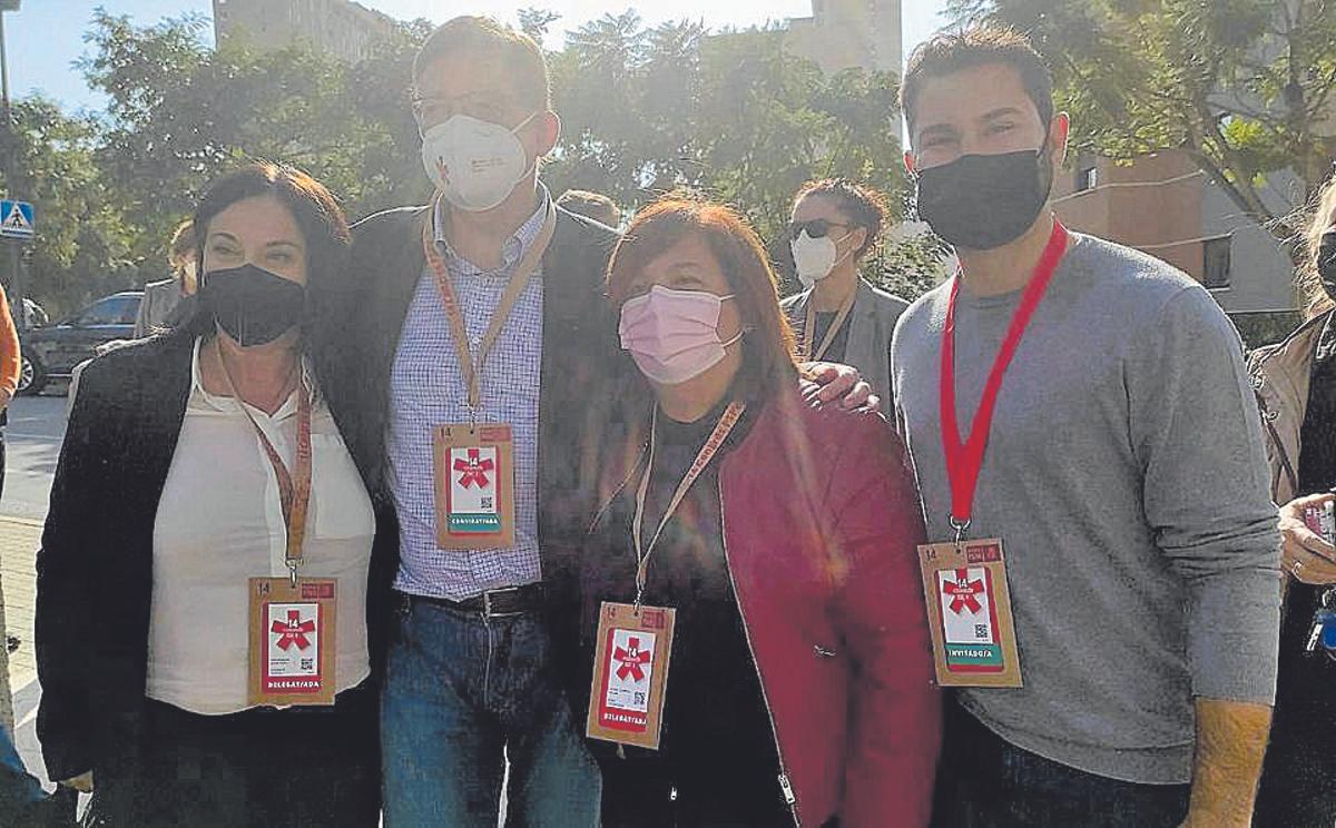 Ximo Puig y Samuel Falomir, junto a otras dos delegadas del congreso de los socialistas valencianos.