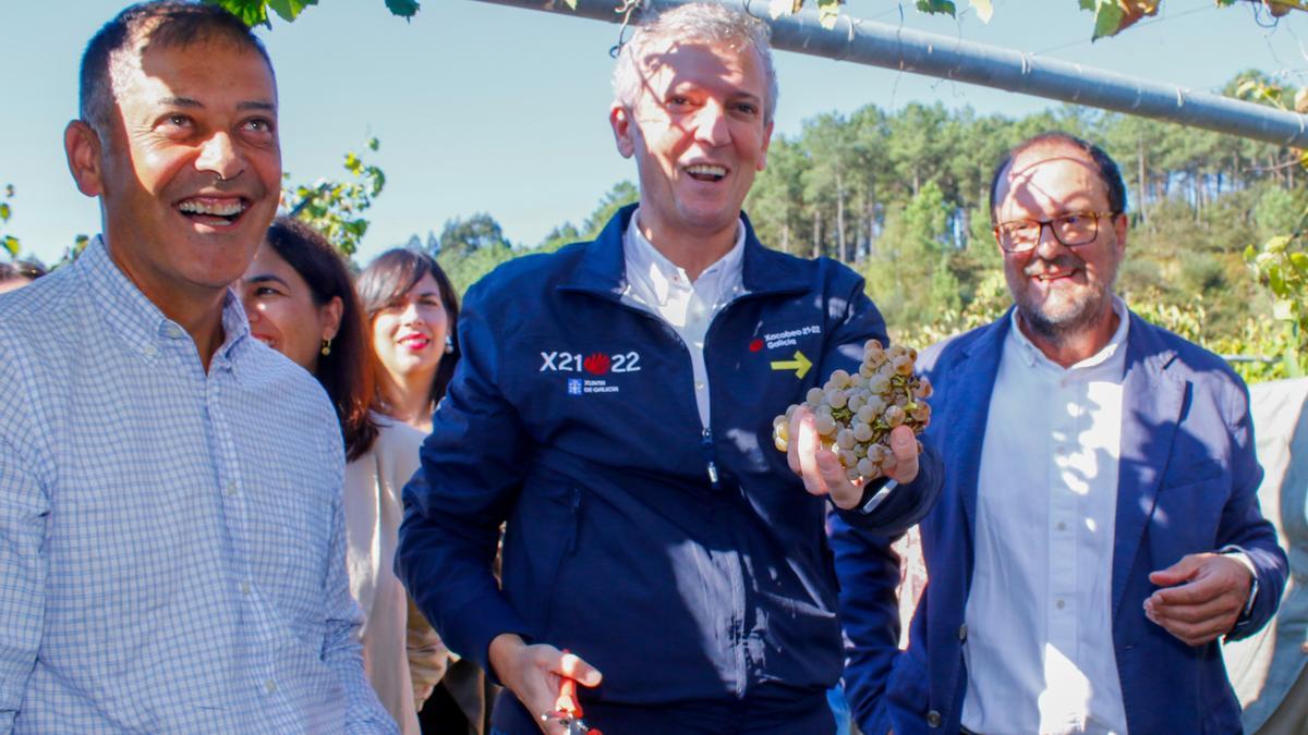 El presidente, con un racimo en la mano, bromea con los presentes.