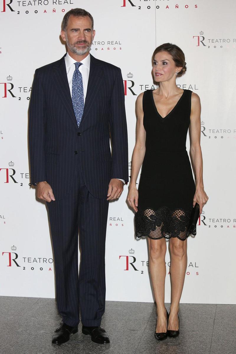 La reina Letizia con minivestido de Felipe Varela en la inauguración de la temporada 2015 en el Teatro Real de Madrid