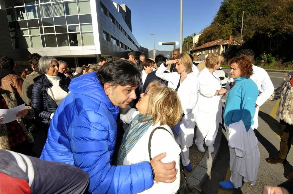 Protesta de los empleados del hospital por el despido de dos trabajadores de la cafetería