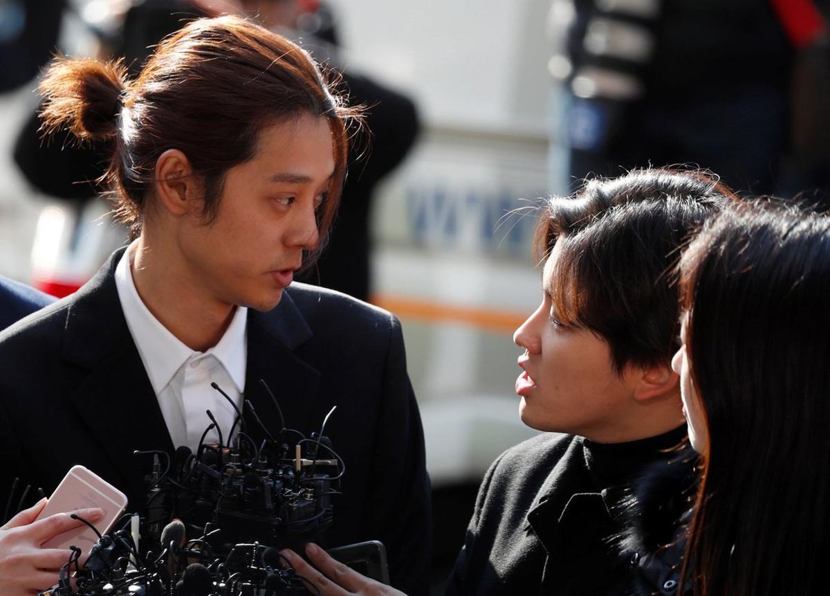 Seoul (Korea, Republic Of).- (FILE) - South Korean K-pop star Jung Joon-young (L) speaks to the press as he arrives at the Seoul Police Department in Seoul, South Korea, 14 March 2019 (reissued 29 November 2019). K-pop stars Jung Joon-young and Choi Jong-hoon were sentenced on 29 November to six and five years in jail respectively on charges of gang raping a drunk women. Jung Joon-young was also charged with filming the sexual assaults and distributing the footage on a group chat. (Corea del Sur, Seúl) EFE/EPA/JEON HEON-KYUN Seoul (Korea, Republic Of).- (FILE) - South Korean K-pop star Jung Joon-young (L) speaks to the press as he arrives at the Seoul Police Department in Seoul, South Korea, 14 March 2019 (reissued 29 November 2019). K-pop stars Jung Joon-young and Choi Jong-hoon were sentenced on 29 November to six and five years in jail respectively on charges of gang raping a drunk women. Jung Joon-young was also charged with filming the sexual assaults and distributing the footage on a group chat. (Corea del Sur, Seúl) EFE/EPA/JEON HEON-KYUN