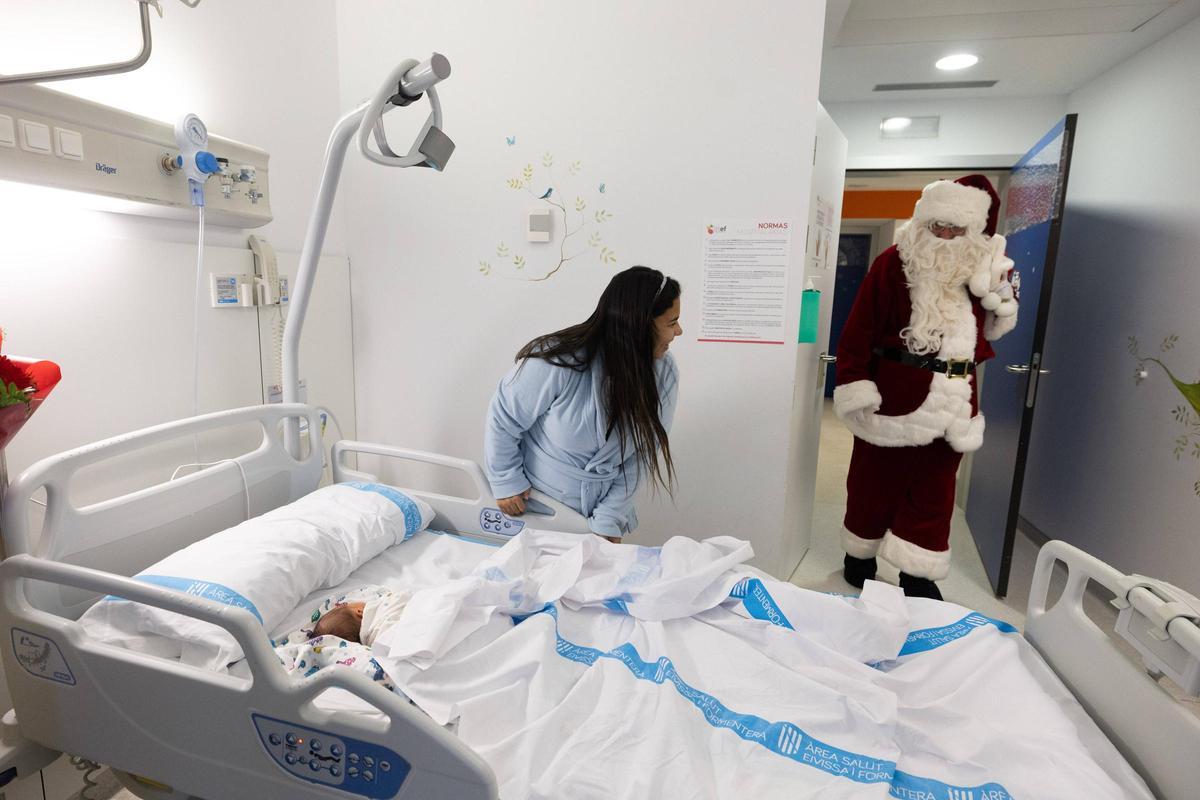 Todas las imágenes de la visita de Papá Noel al hospital Can Misses