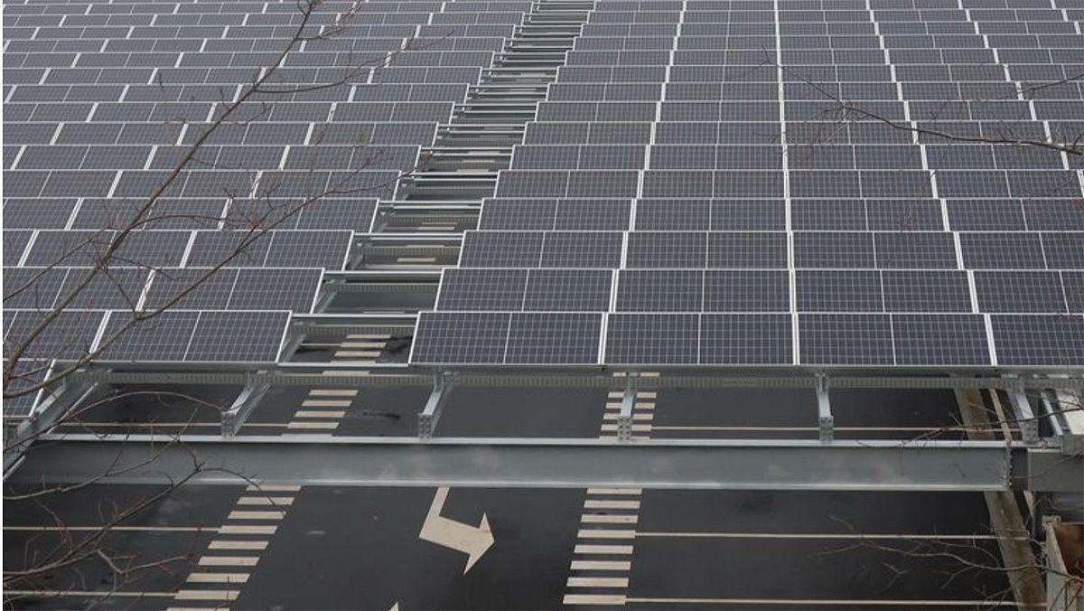 Aparcamiento con placas solares, creado en 2020.