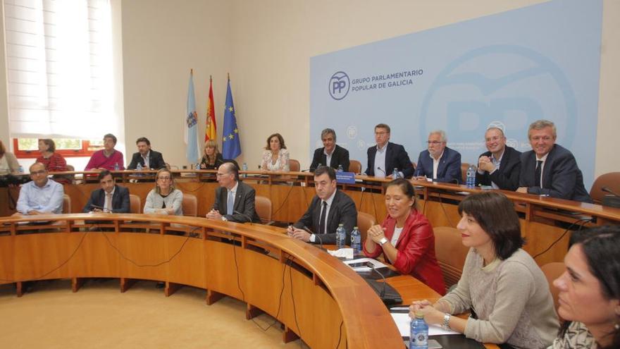 Primera reunión del grupo parlamentario del PP, esta mañana, tras las elecciones del 25-S. // Xoán Álvarez