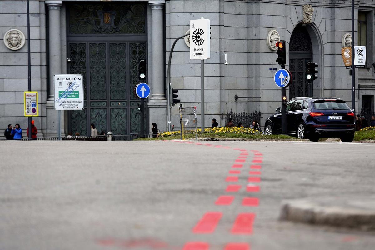 Señales verticales y rayas rojas en el suelo que delimitan Madrid Central. Señales verticales y rayas rojas en el suelo que delimitan Madrid Central.