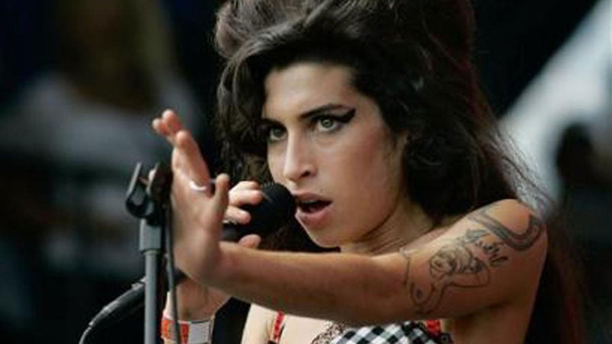 Amy Winehouse cancela todos sus conciertos