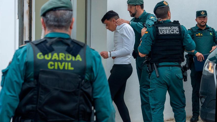 Los detenidos llegan a los juzgados, a 12 de febrero de 2023, en Barbate, Cádiz. Francisco J. Olmo - Europa Press