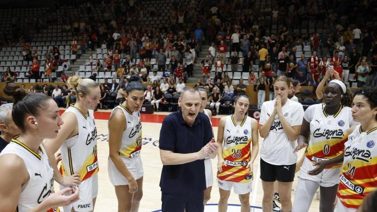 Íñiguez parlant amb les jugadores després del partit contra l'Emlak Konut