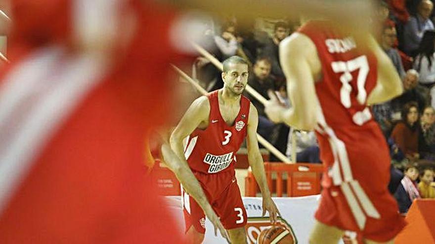 Albert Sàbat botant la pilota, en el partit d&#039;ahir a Palau.