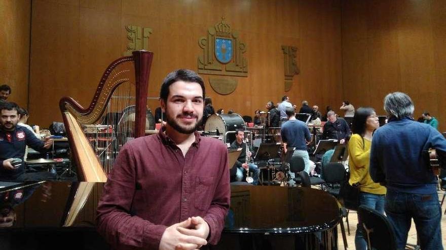 El compositor vigués Miguel Matamoro, ayer, durante el ensayo de la Filharmonía en Santiago.