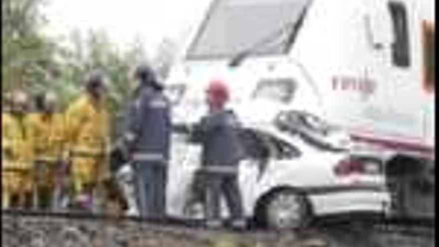 El coche arrollado se convirtió en un amasijo de hierros y quedó empotrado en el morro de la locomotora. / j.l. oUBIÑA