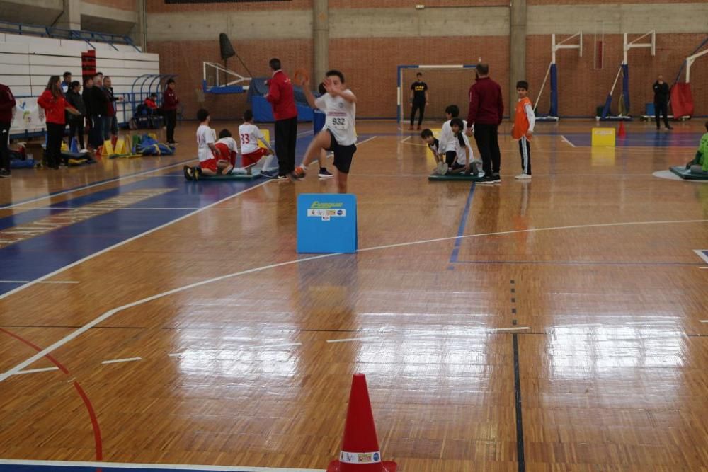 Jugando al atletismo en Alcantarilla