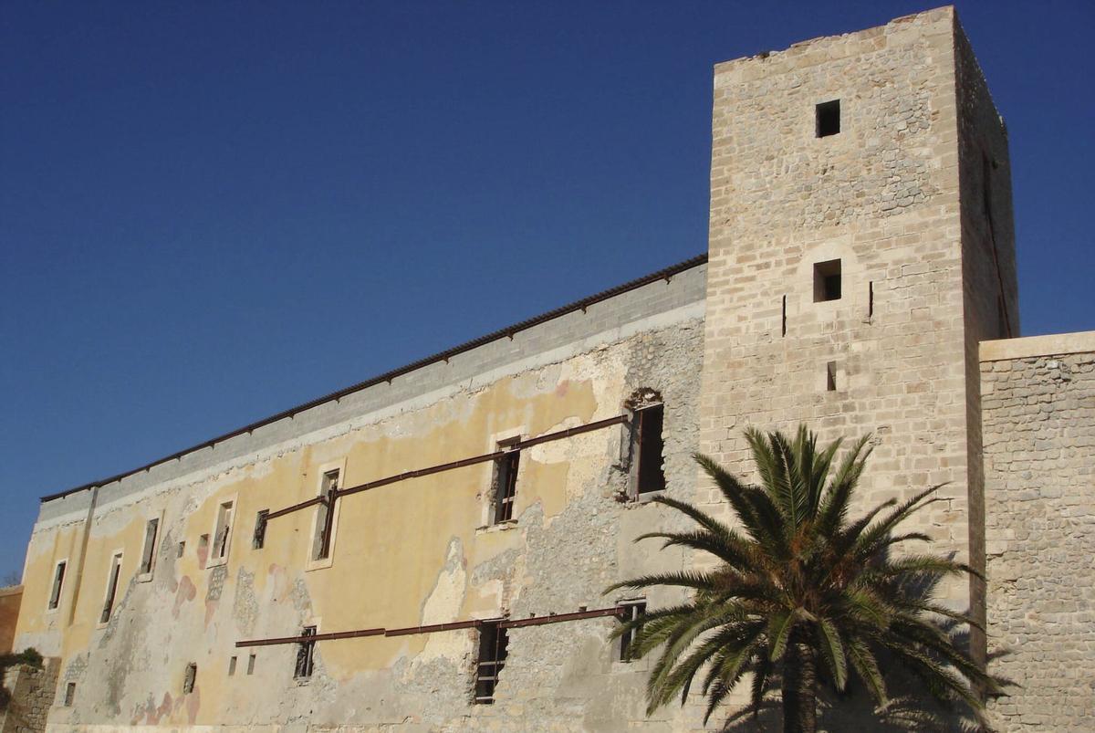 Façana de migdia del Castell d’Eivissa, on s’impartiren classes durant tres anys a la secció de Formació Professional d’Eivissa.