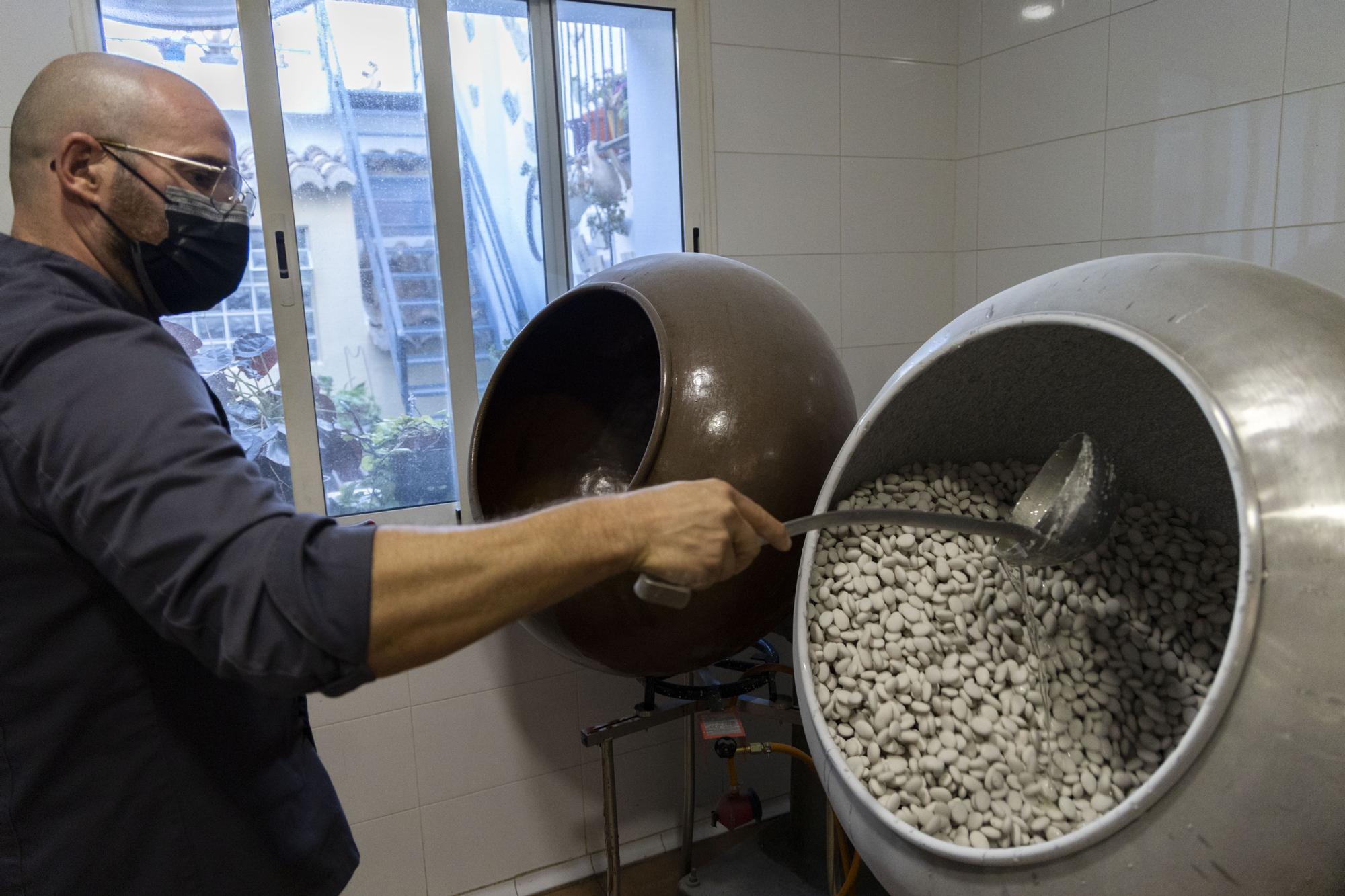 Así se hace el turrón artesanal de Casinos que se hereda entre generaciones