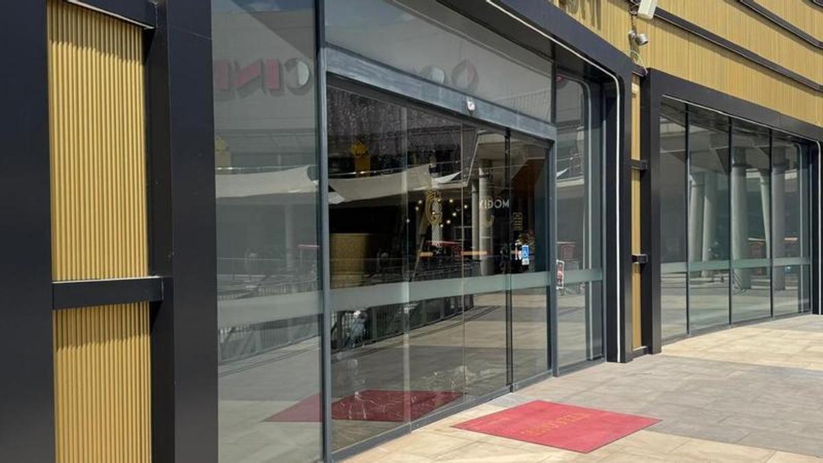 Acceso al nuevo restaurante de cocina asiática.