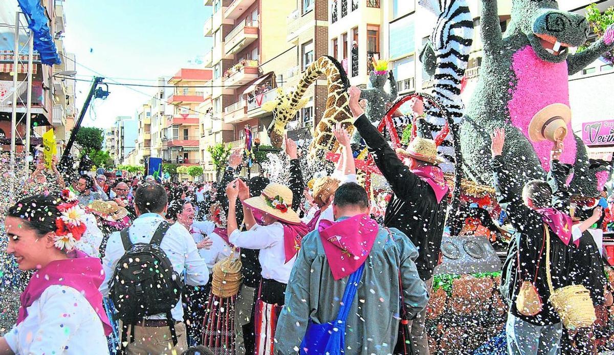 El desfile de las carrozas de papelillo, uno de los principales reclamos de la fiestas de San Isidro en Yecla