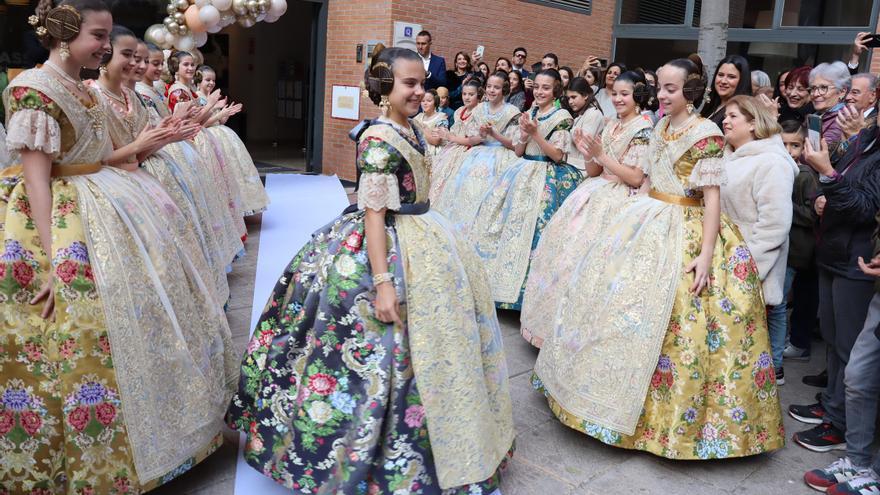 Y el espolín de la fallera mayor infantil es... Gris Imperial