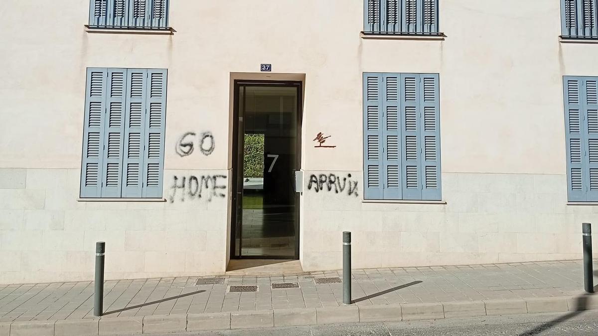 Pintadas en una vivienda vacacional de Son Espanyolet.