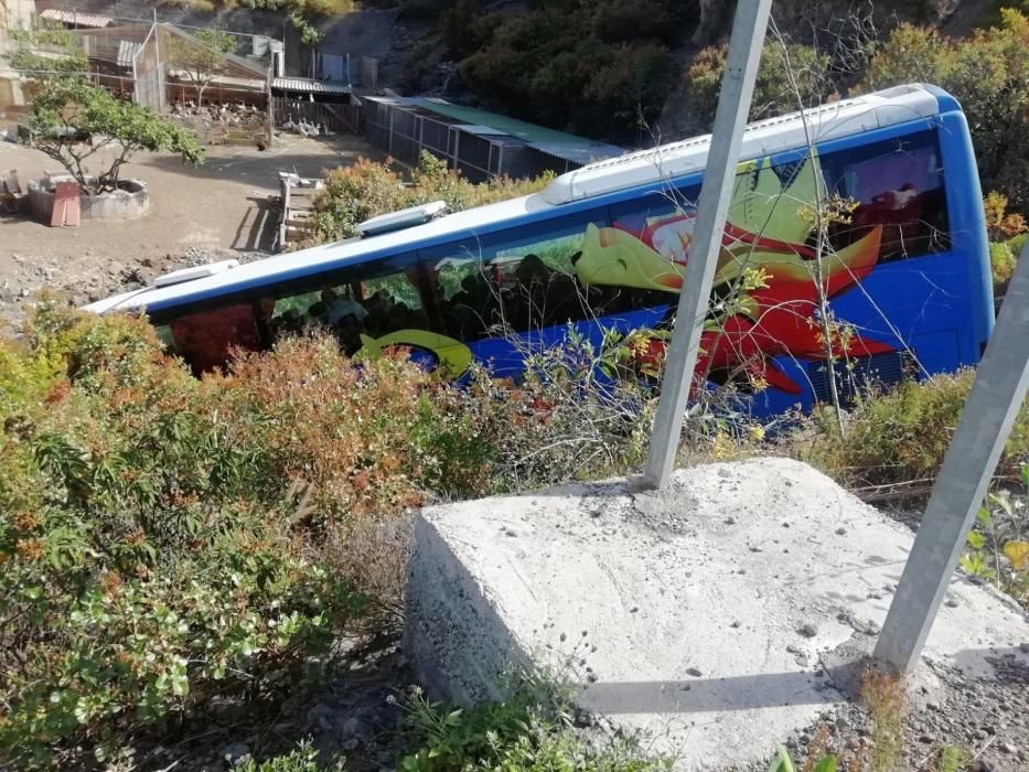 Cae una guagua por un pequeño barranco en Icod