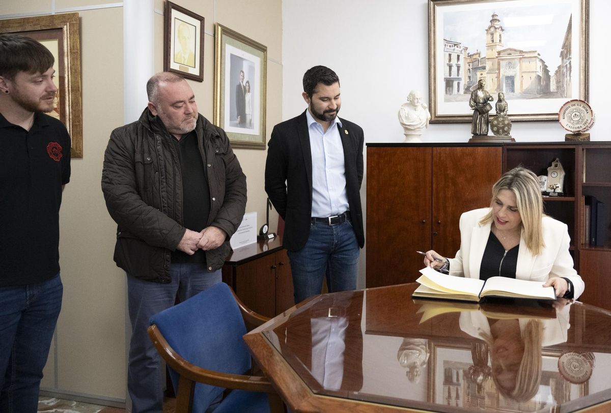 La presidenta de la Diputación, Marta Barrachina, en una visita al ayuntamiento de l'Alcora.