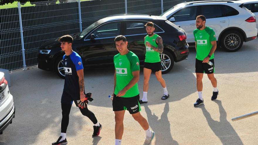 Los futbolistas franjiverdes llegando al Diego Quiles para entrenar